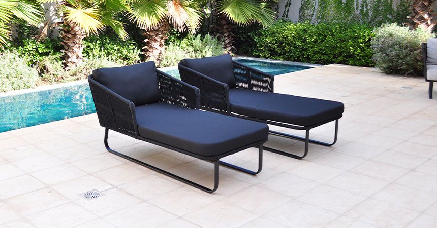 Sofisticação à beira da piscina com móveis em fibra sintética